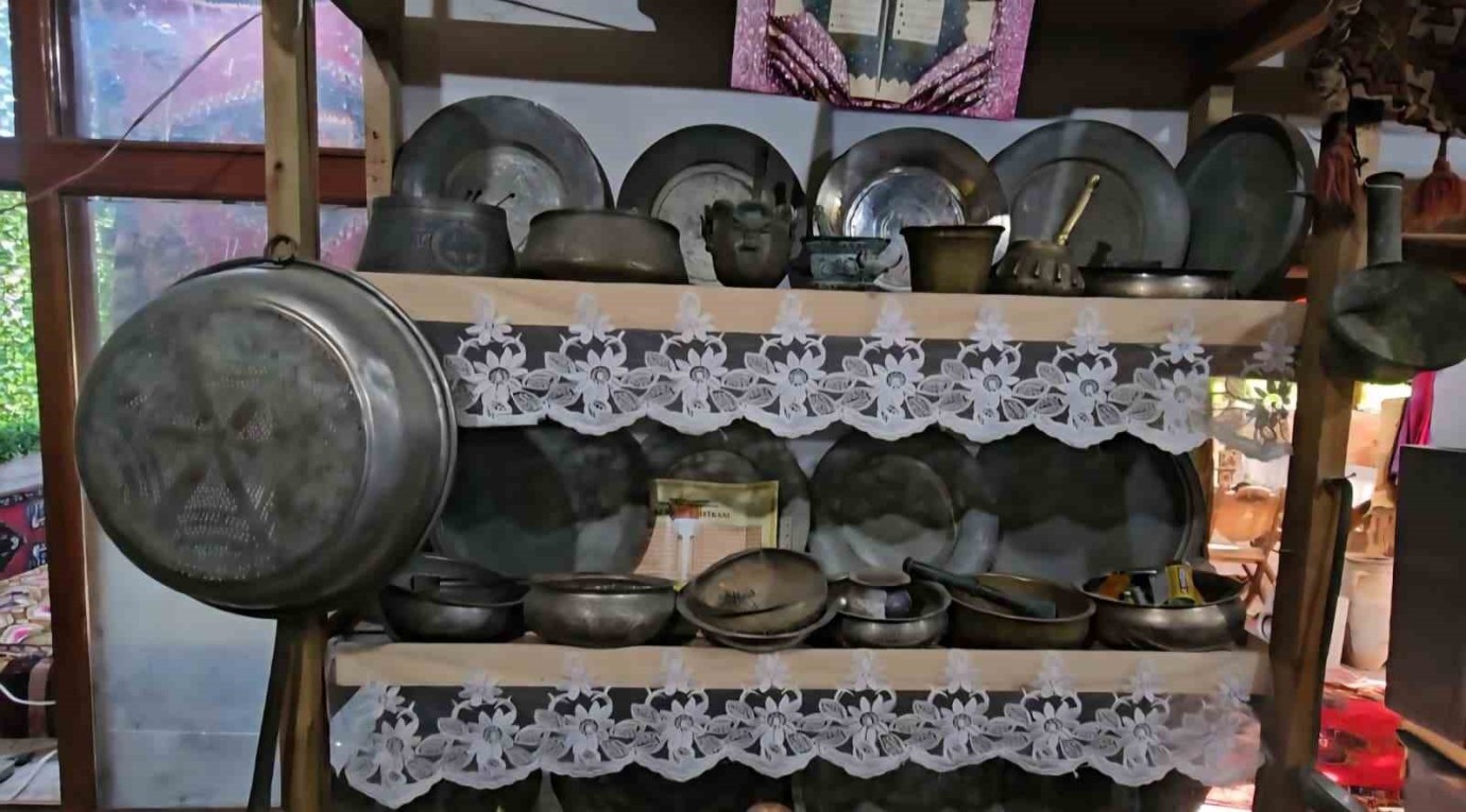 Erdin Tırnaksız,Yaklaşık Yedi Bin Parçaya Ulaşan Antikalarına Gözü Gibi Bakıyor