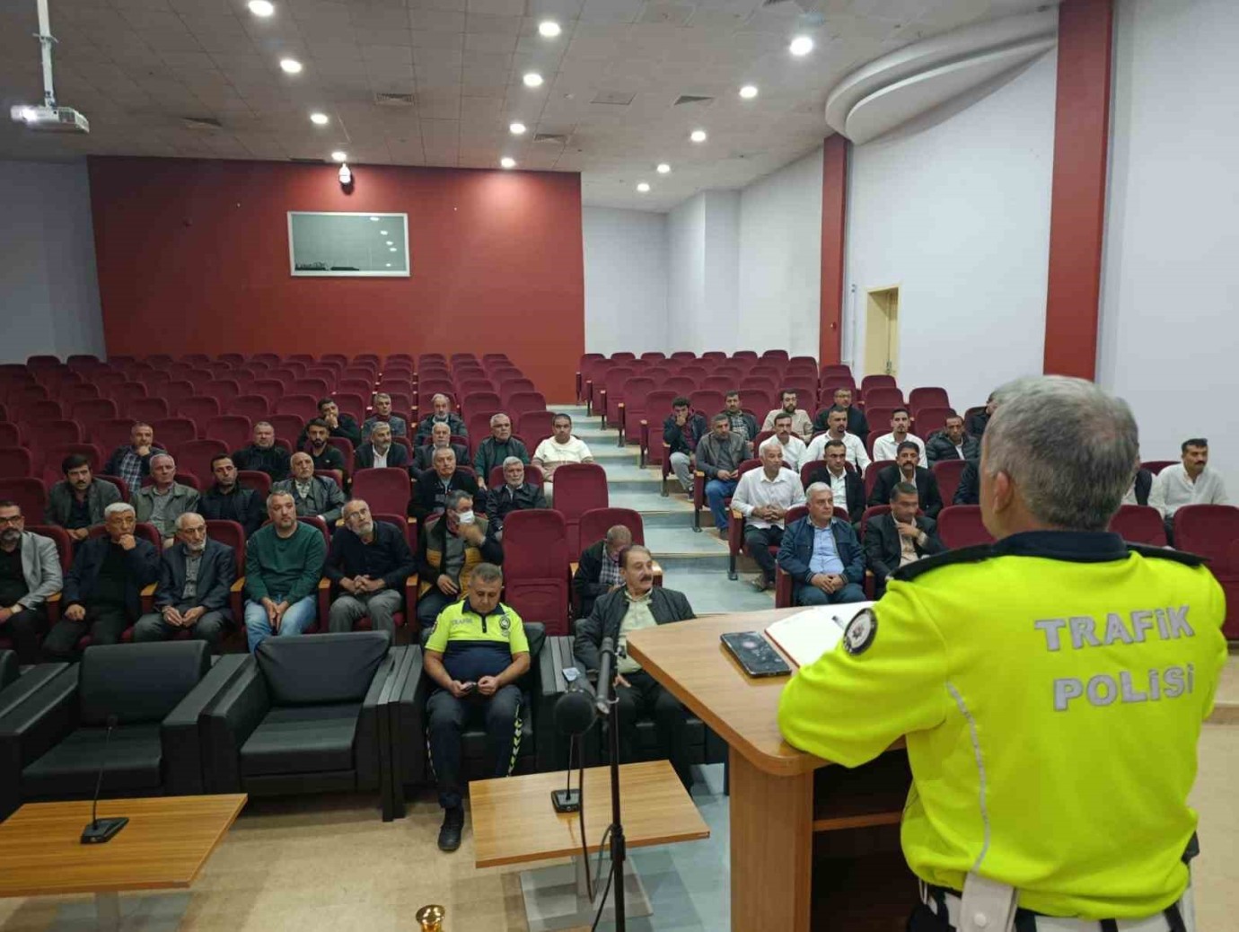 Malatya'da Emniyet,Ticari Taksi Sürücülerine Trafik Bilgilendirmesi Gerçekleştirdi