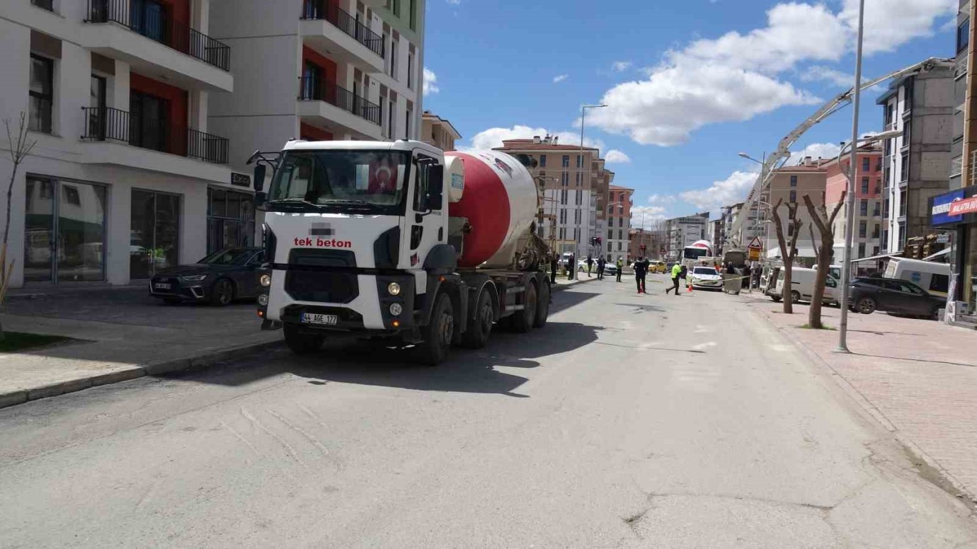 Malatya’da Hasanbey Caddesi'nde Beton Mikserinin Çarptığı Kadın Ağır Yaralandı