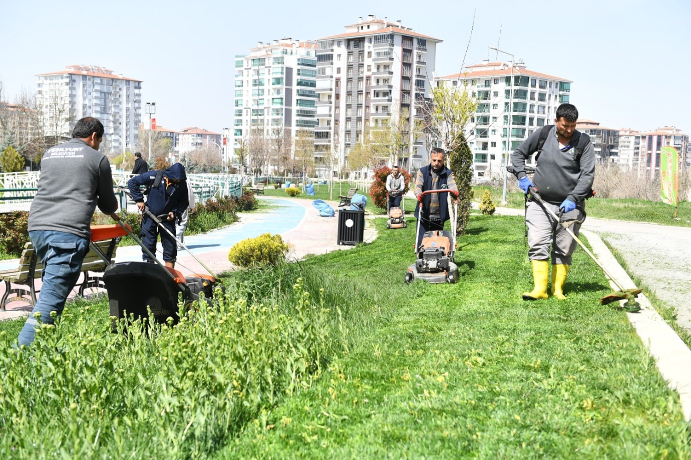 Yeşilyurt'ta Park ve Bahçeler Yaz Aylarına Hazırlanıyor