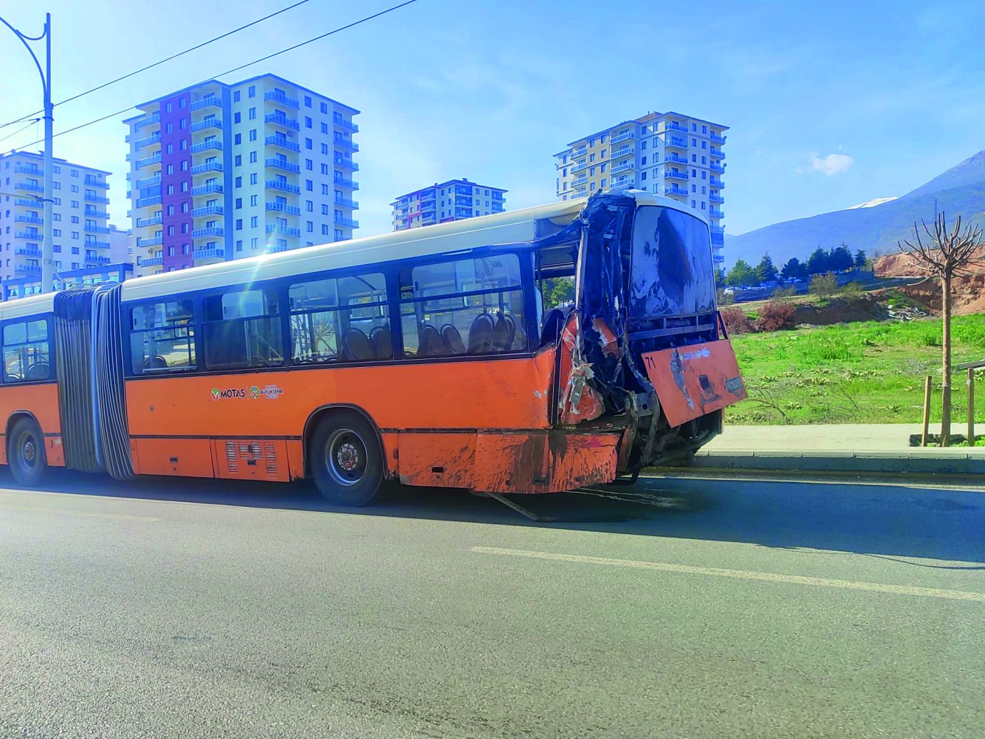 Malatya-Elazığ Karayolunda Kamyon,Otobüse Çarptı:20 Yaralı!