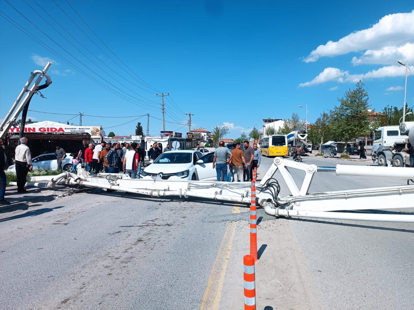 Malatya'da Beton Pompası Caddeye Devrildi