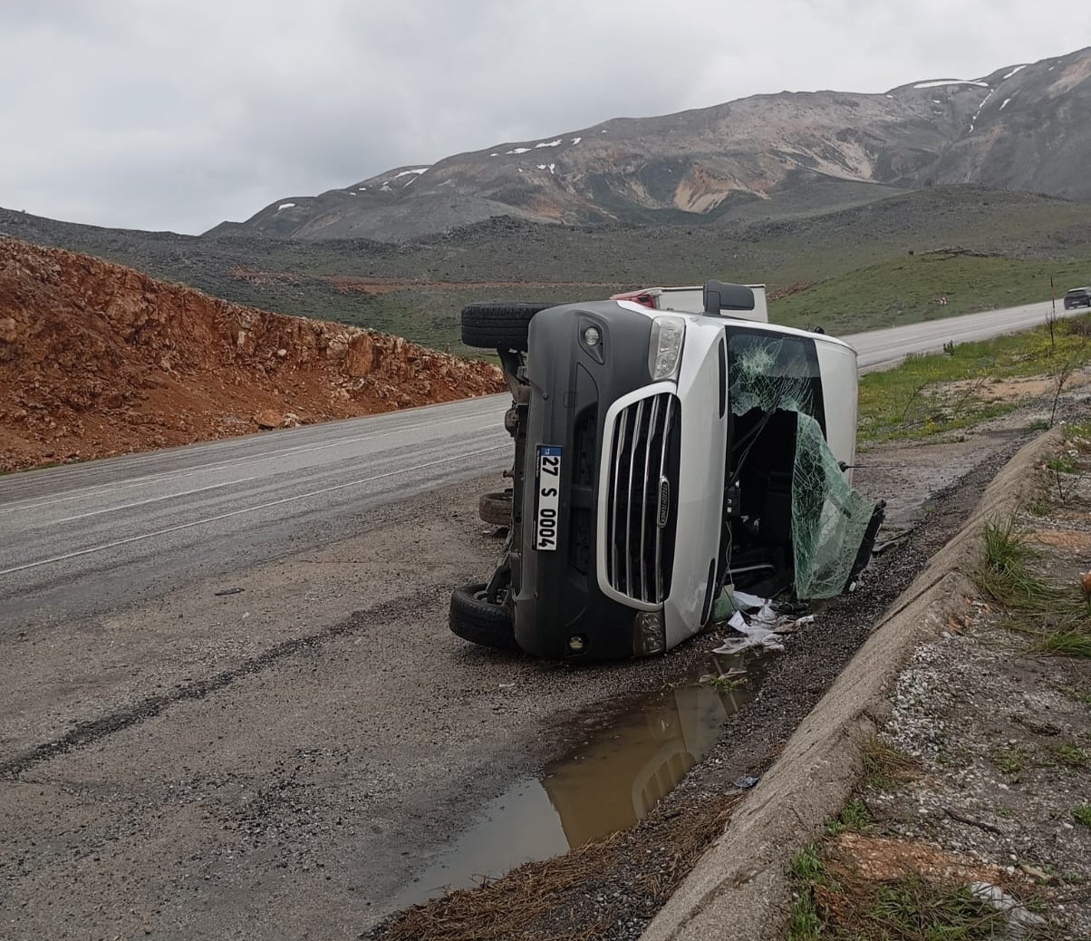 Malatya'da Minibüsün Kayganlaşan Yolda Devrilmesiyle 11 Kişi Yaralandı