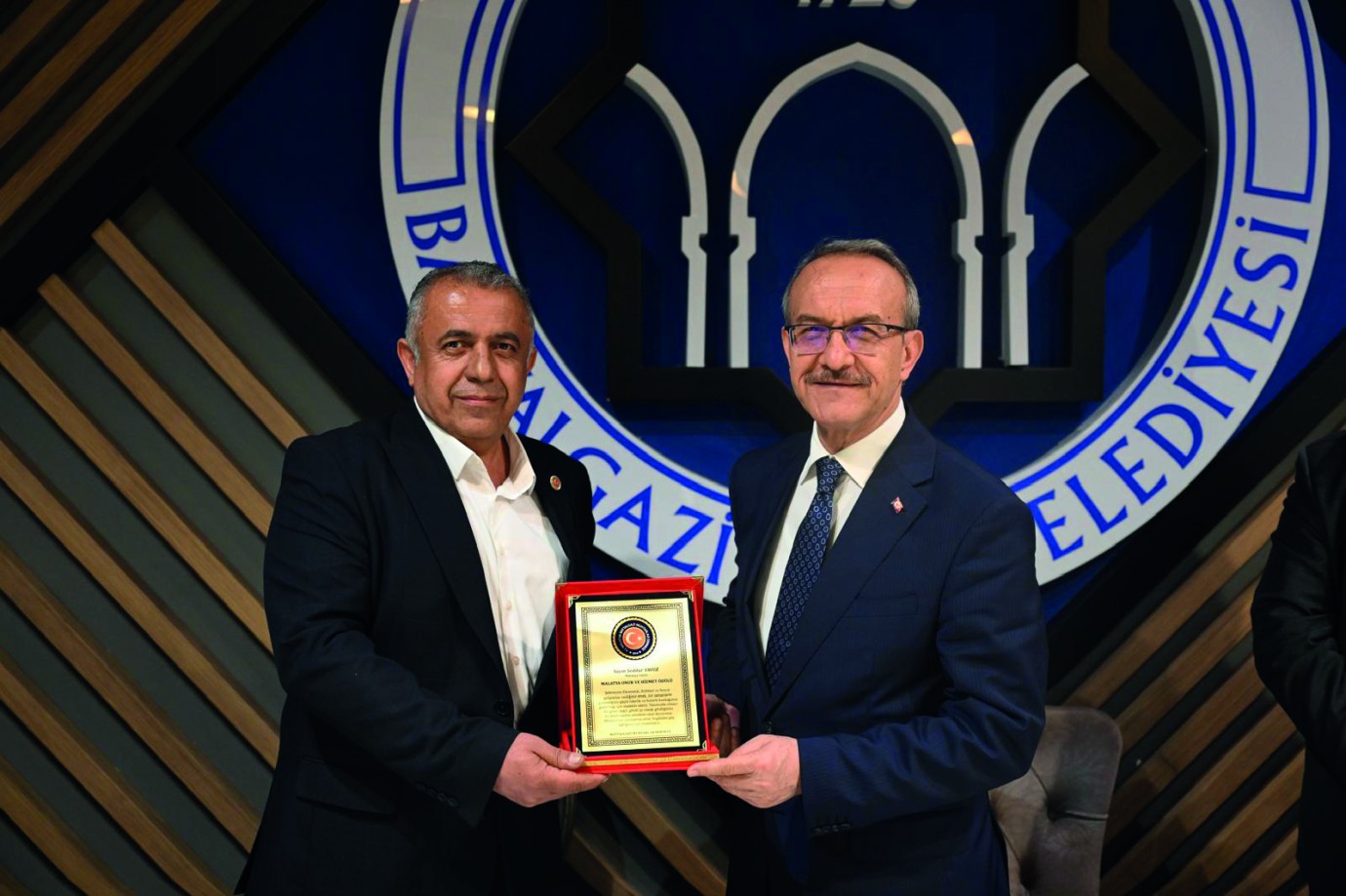 Vali Seddar Yavuz’a Muhtarlar “Asrın Valisi” Ünvanını Verdi