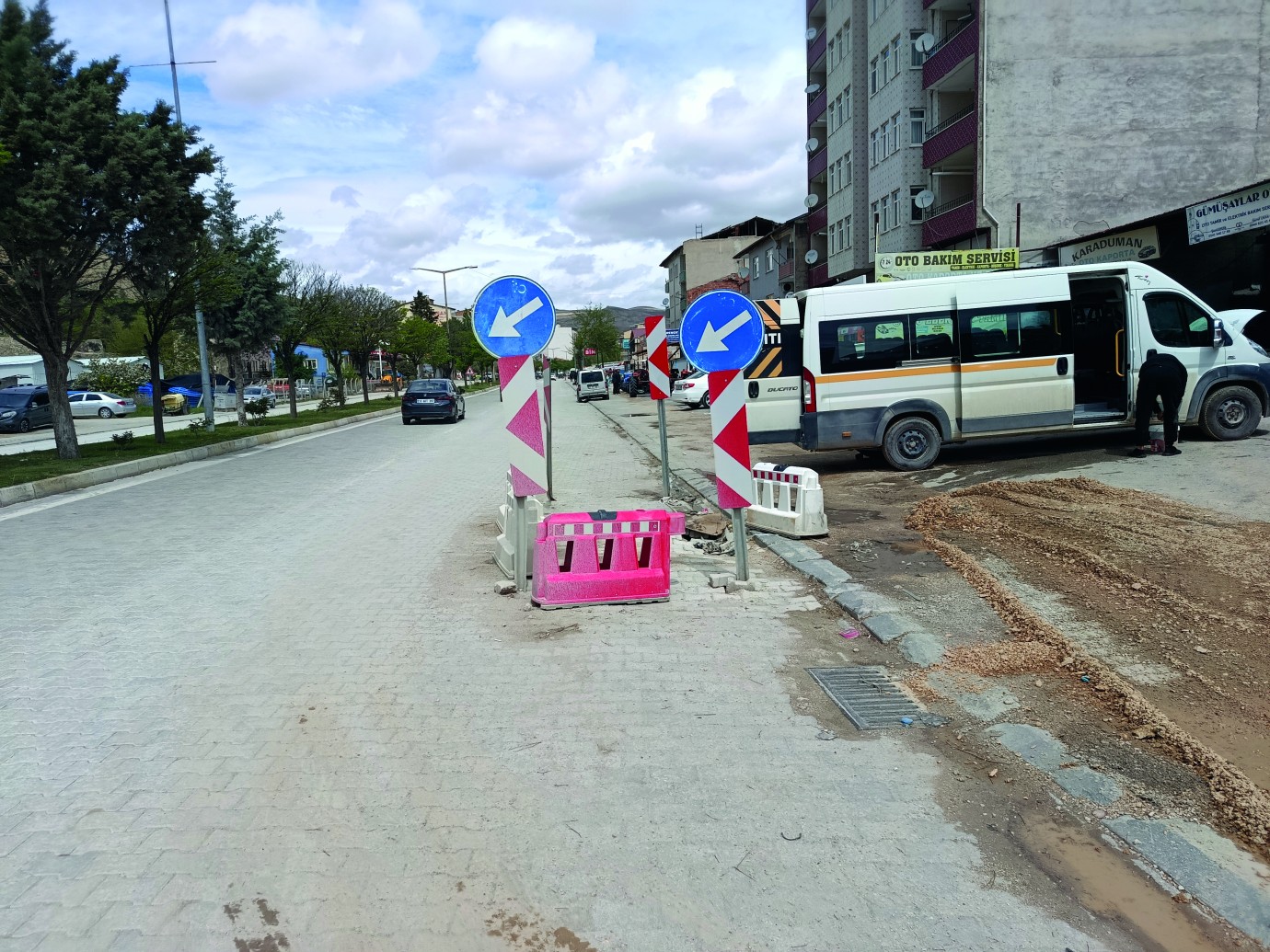 Darende’de D-300 Karayolu’nda Bitmeyen Çalışma Tepki Çekiyor