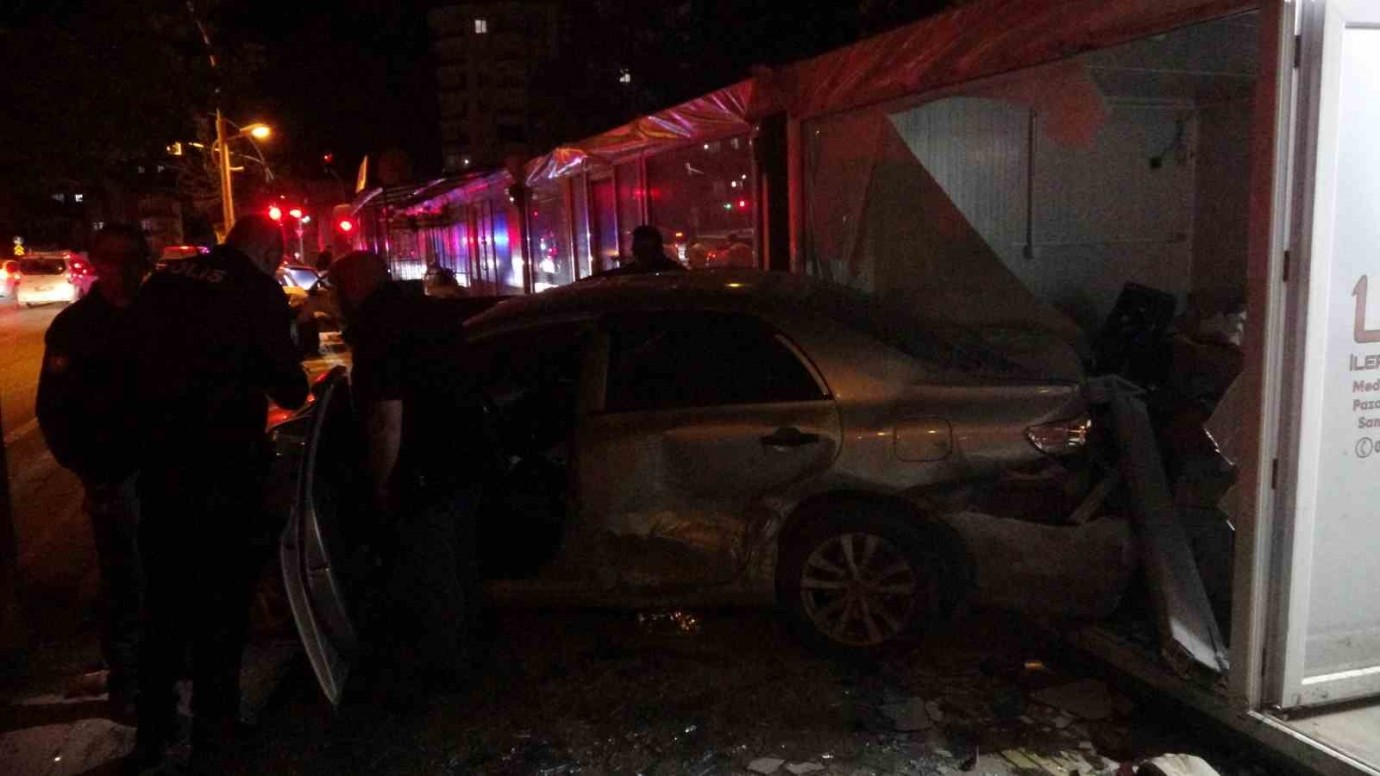 Lastiği Patlayan Aracın Çarptığı Araç,Konteyner İş Yerine Girdi