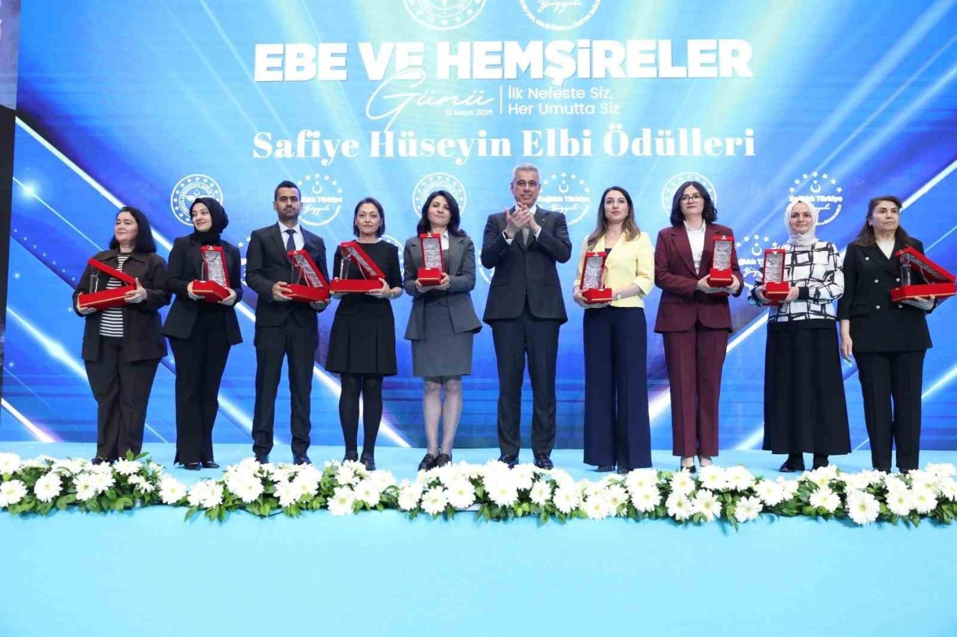 Bakan Memişoğlu Malatya'da Görev Yapan Hemşire Ayşe Tekedereli'ye Vefa Ödülü Verdi