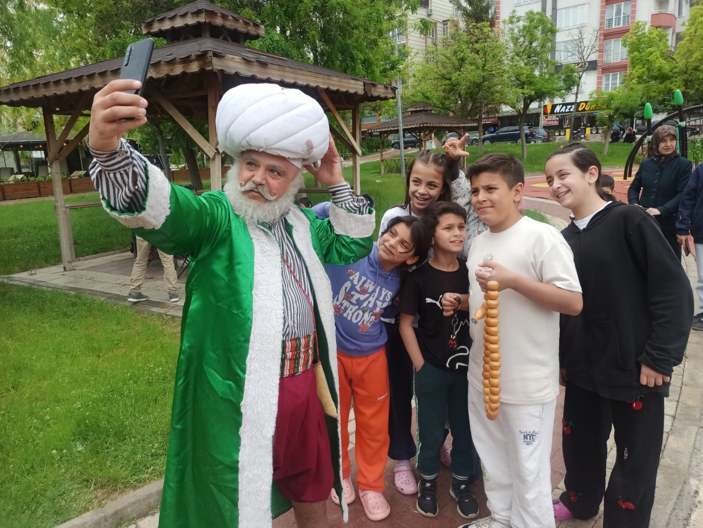 Tiyatrocu Ömer Konakçı'dan Depremi Yaşayan Çocuklara Moral