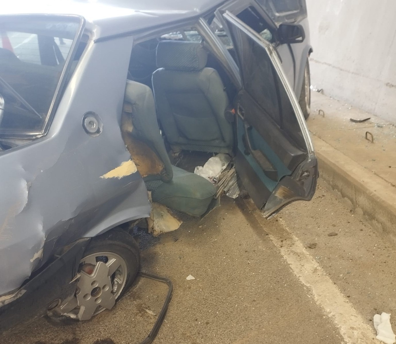 Hekimhan'da Duvara Çarpan Otomobil Hurdaya Döndü