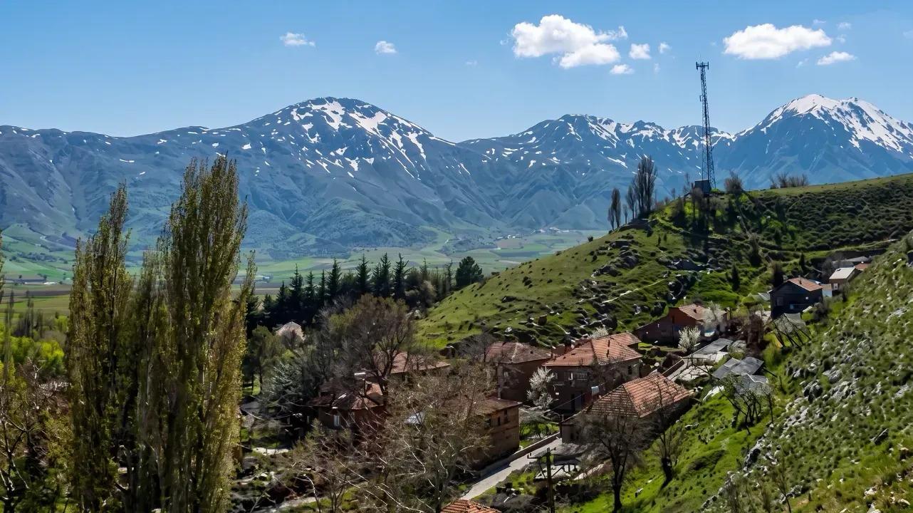 Doğanşehir'de Bulunan Dervişin Tepesi Geçmişe Işık Tutuyor
