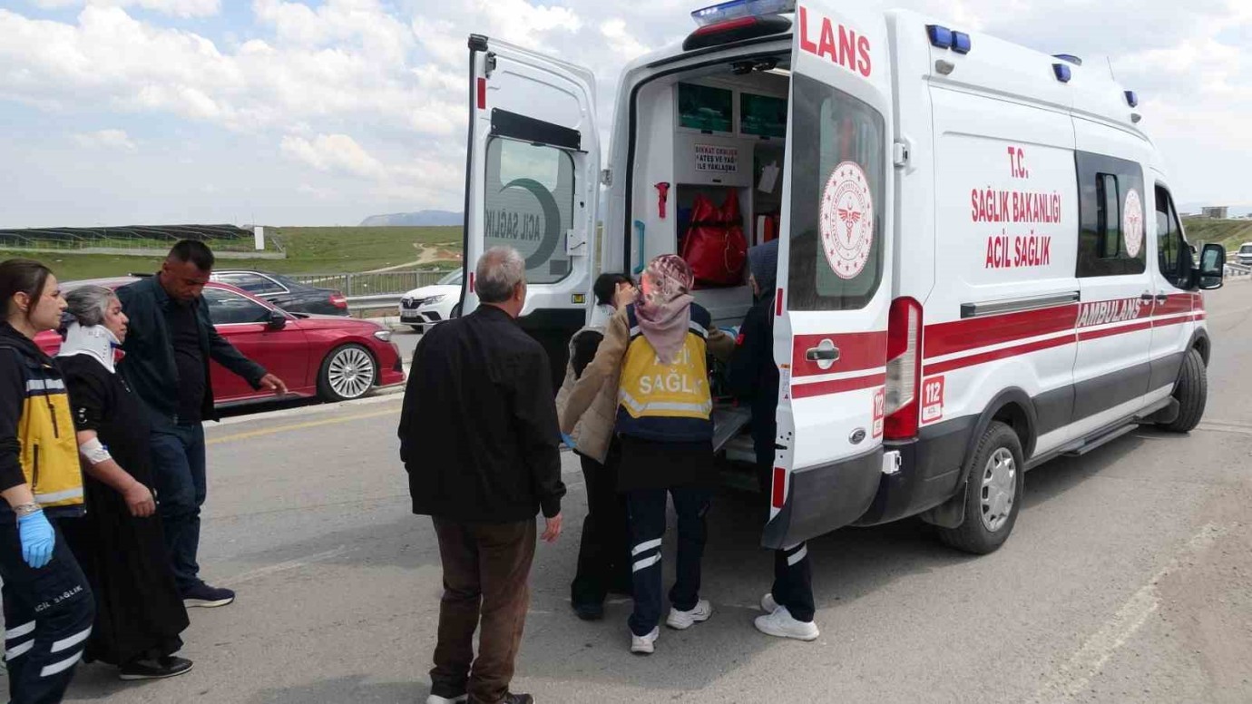 Malatya’da Minibüs ile Hafif Ticari Aracın Karıştığı Kaza Ucuz Atlatıldı