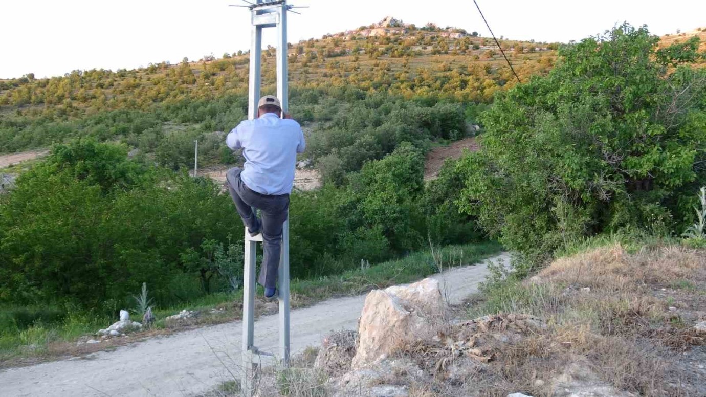 Telefon Çekmeyen Mezrada Vatandaş Çareyi Direğe Çıkmakla Buldu