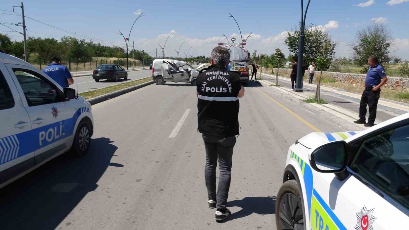 Malatya’da Tankere Çarpan Genç Sürücü Ağır Yaralandı