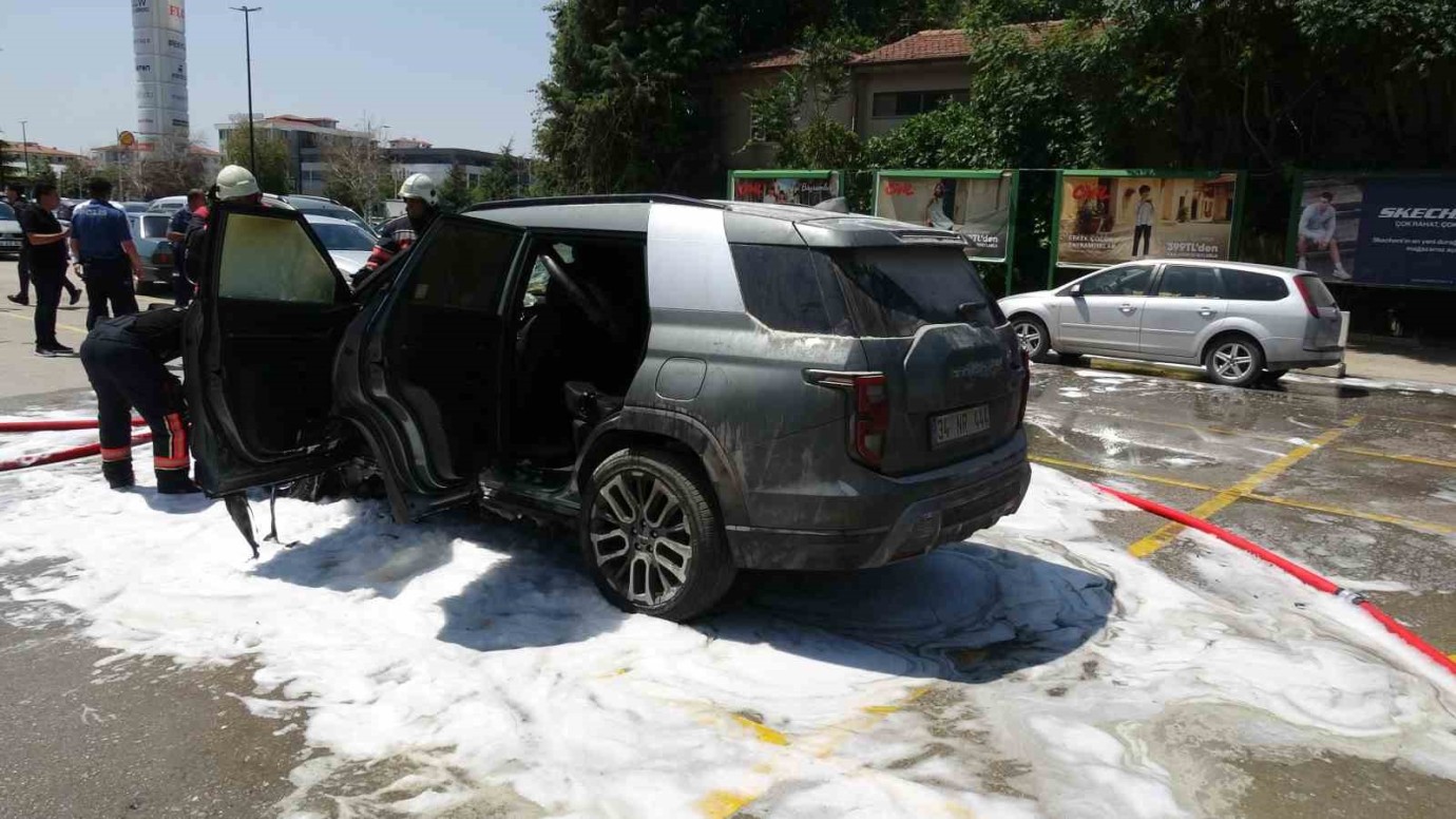 Park Halindeki Araçta Çıkan Yangın Maddi Hasarla Atlatıldı