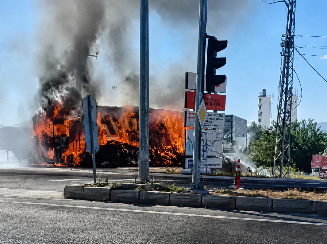 Malatya-Ankara Karayolunda Saman Yüklü Tırda Yangın