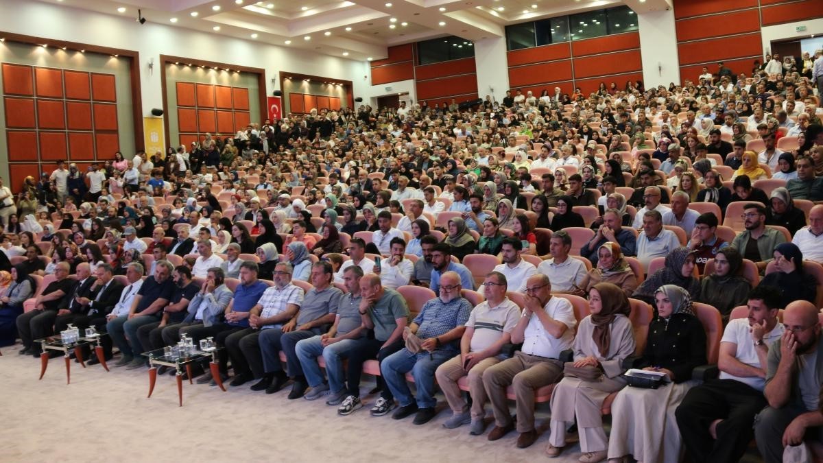 İnönü Üniversitesi İlahiyat Öğrencileri Mezun Coşkusu Yaşadı