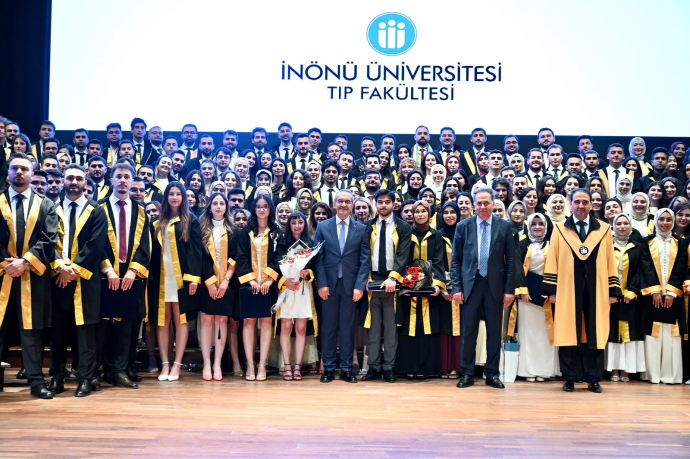 İnönü Üniversitesi Tıp Fakültesi Çoşku Dolu Mezuniyet Töreni