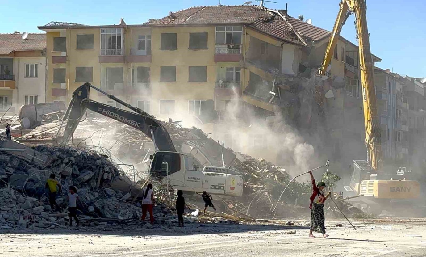 Depremde Yıkılan Beydağı Oteli İçin Görülen Dava Ertelendi