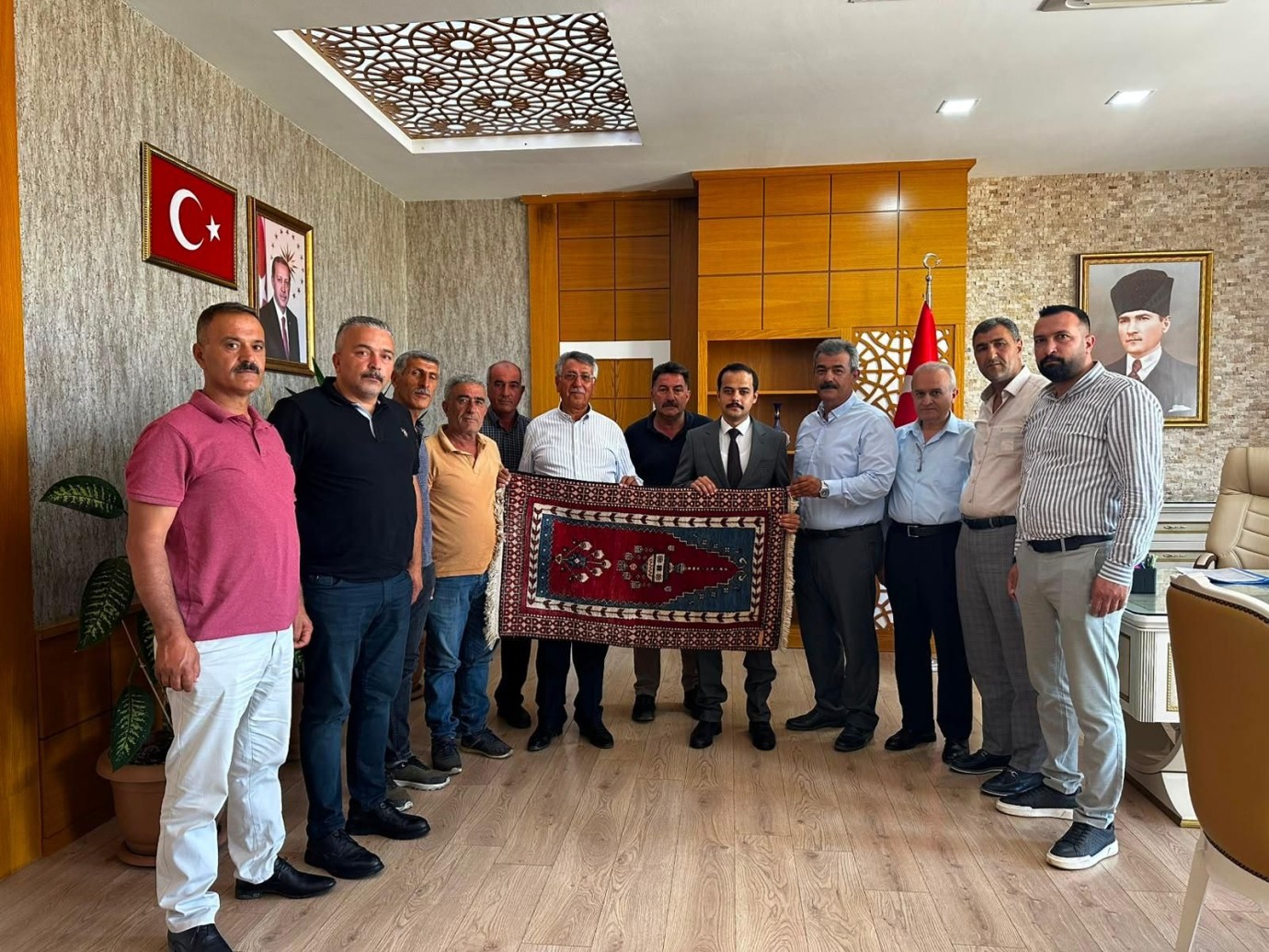 Malatya Drejanlılar Derneği Yeni Kaymakama Drejan Halısı Hediye Etti