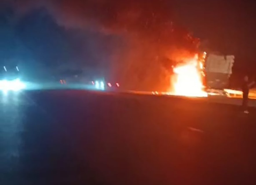 Malatya’da Seyir Halindeki Tırda Yangın Çıktı 