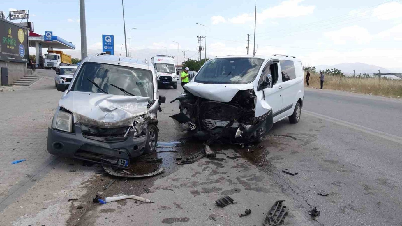 Malatya’da İki Aracın Çarpıştığı Trafik Kazasında 8 Kişi Yaralandı