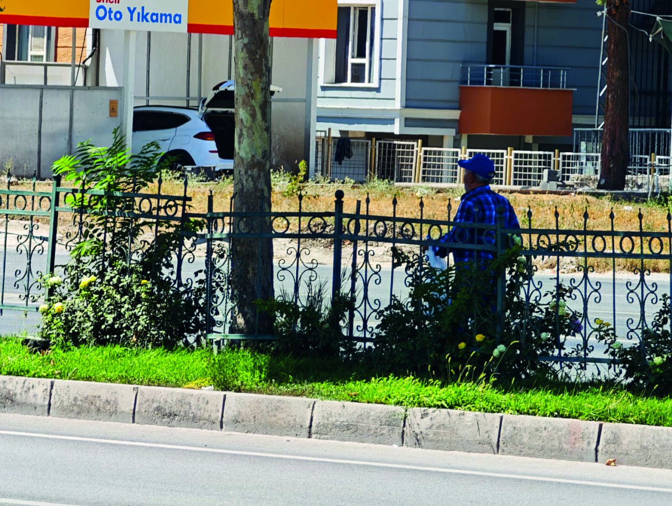 Yola Atlayan Yaşlı Adam Trafiği Birbirine Kattı