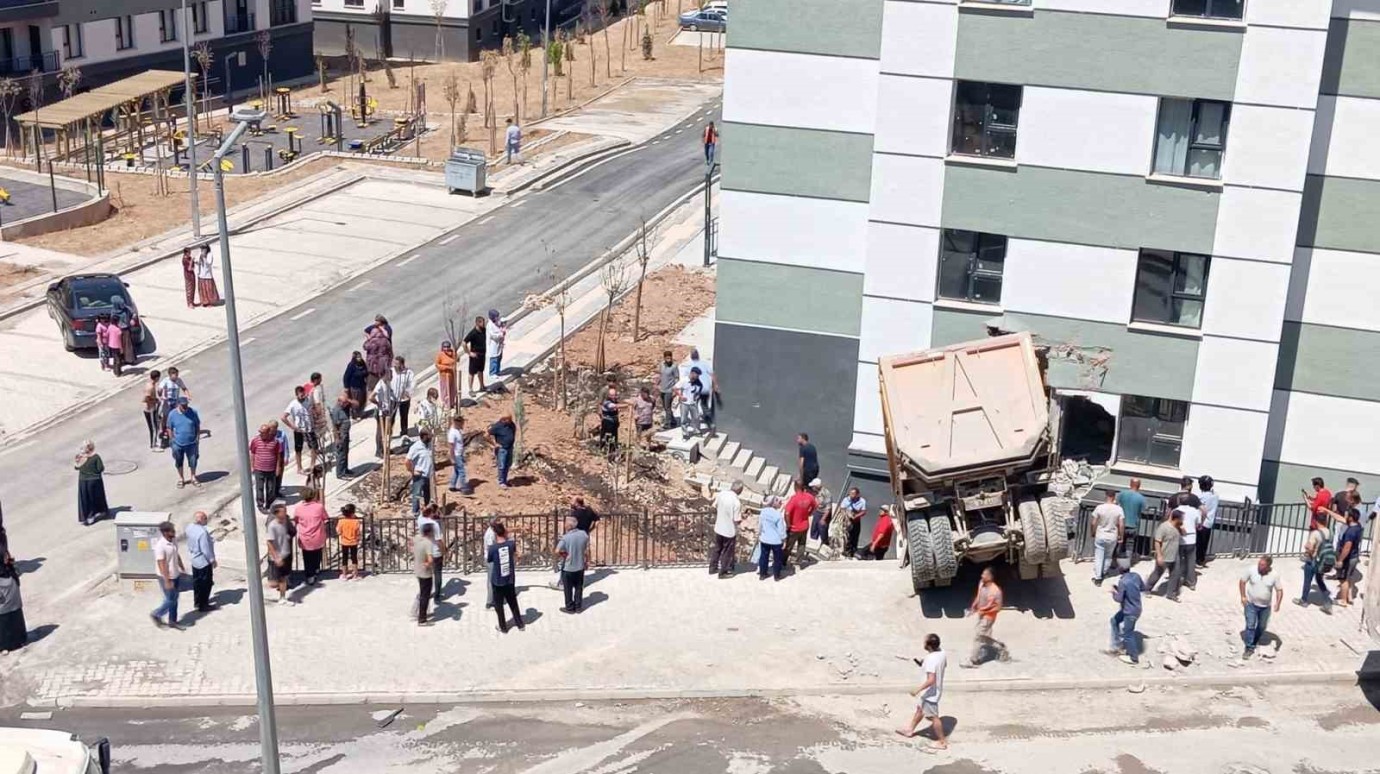 Malatya’da Kontrolden Çıkan Kamyon Eve Daldı
