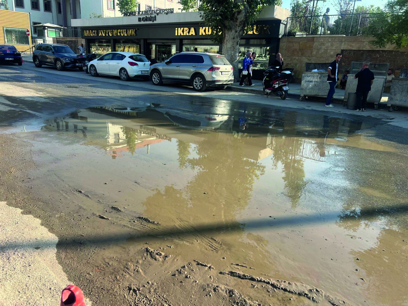 Kaynağı Belirsiz Su Caddeyi Göle Çevirdi, Gözler Altyapıya Çevrildi