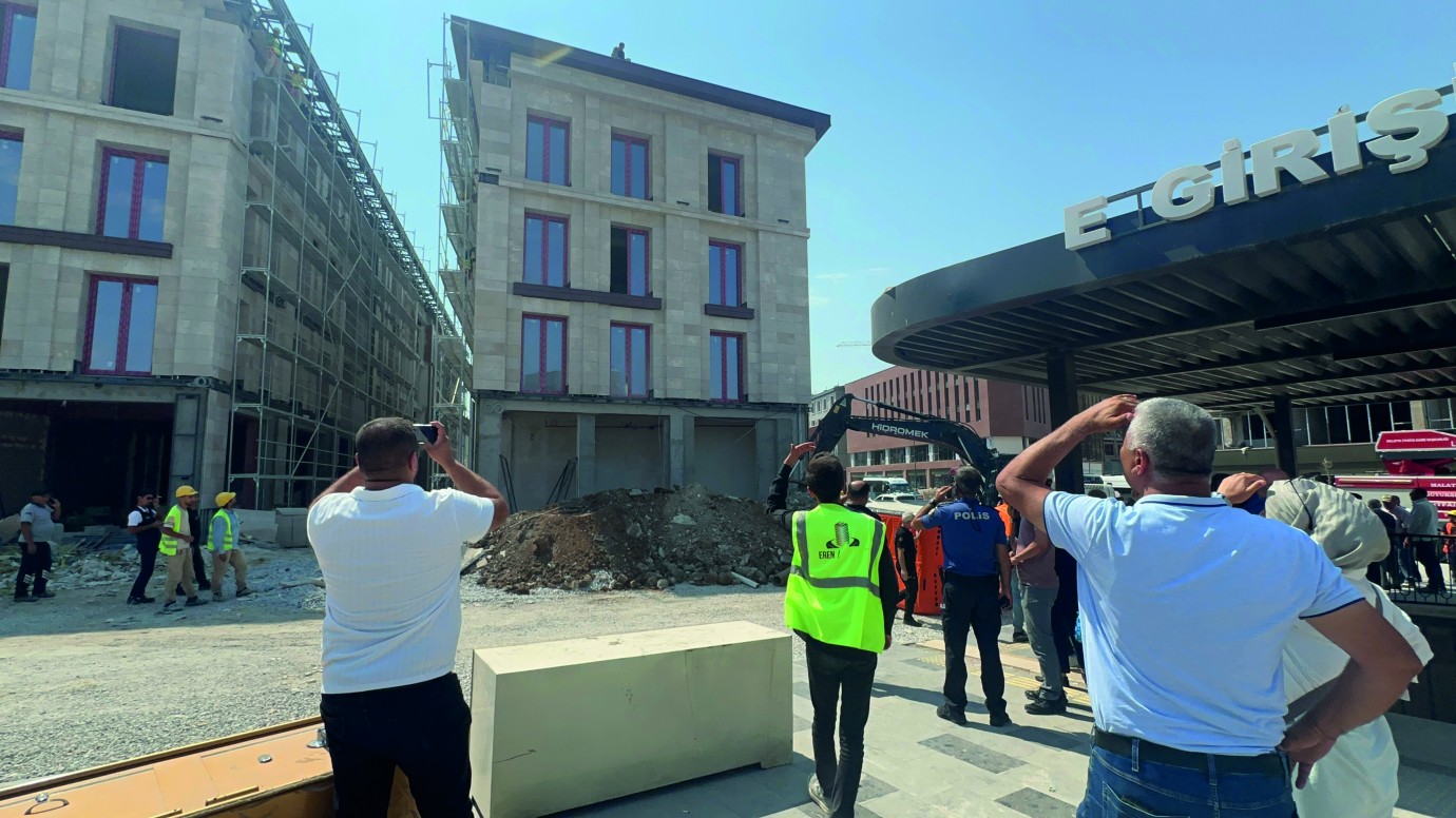 Malatya'da Bir Şahıs Parasını Alamayınca Çatıya Çıktı