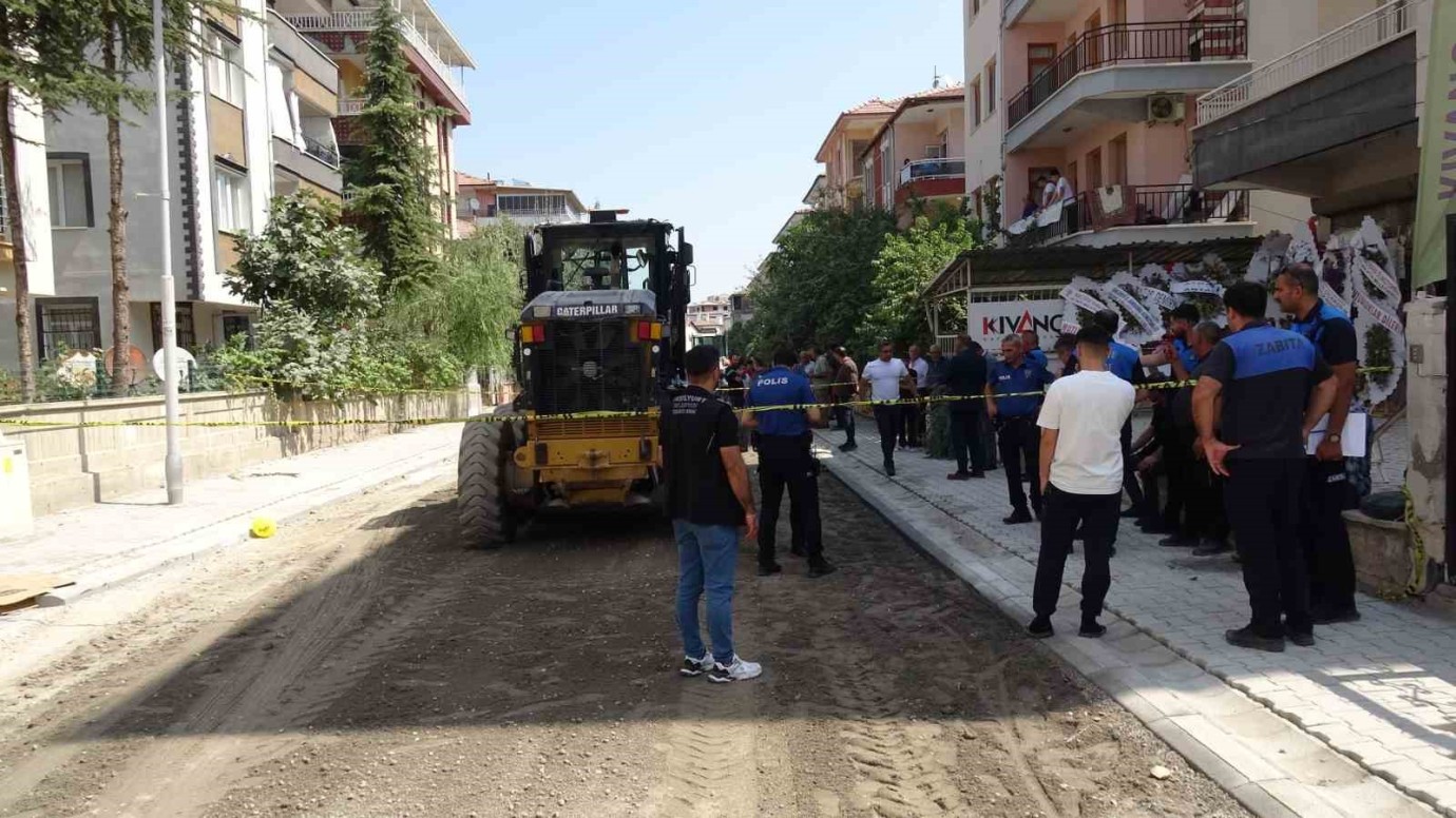 Yol Çalışmasında İş Makinesinin Altında Kalan İşçi,Hayatını Kaybetti