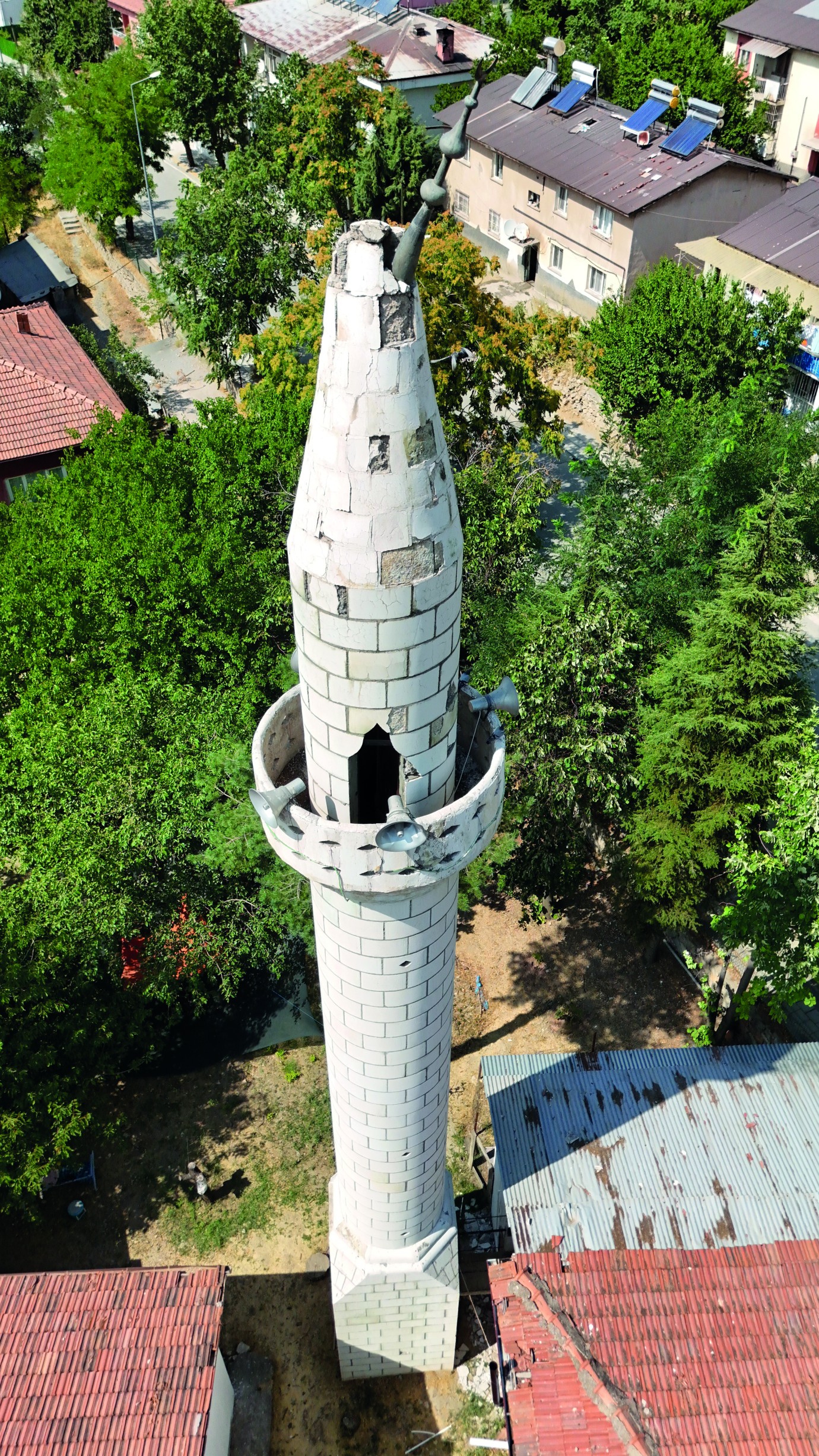 Depremde Hasar Gören Cami Alemi Onarım Bekliyor