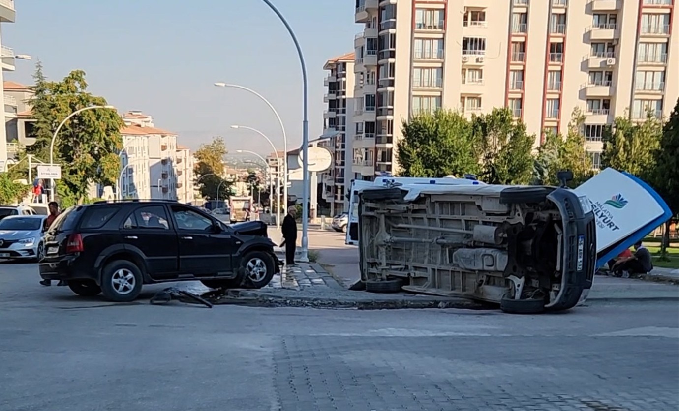 Malatya’da Minibüs ile SUV Aracın Karıştığı Kazada 4 Kişi Yaralandı