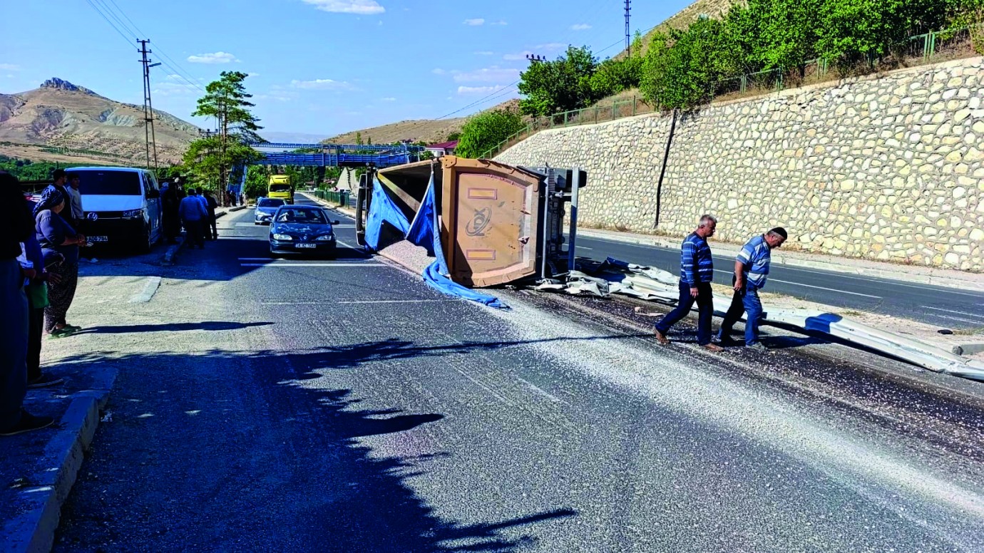 Darende'de Kontrolden Çıkan Kum Yüklü Kamyon Devrildi