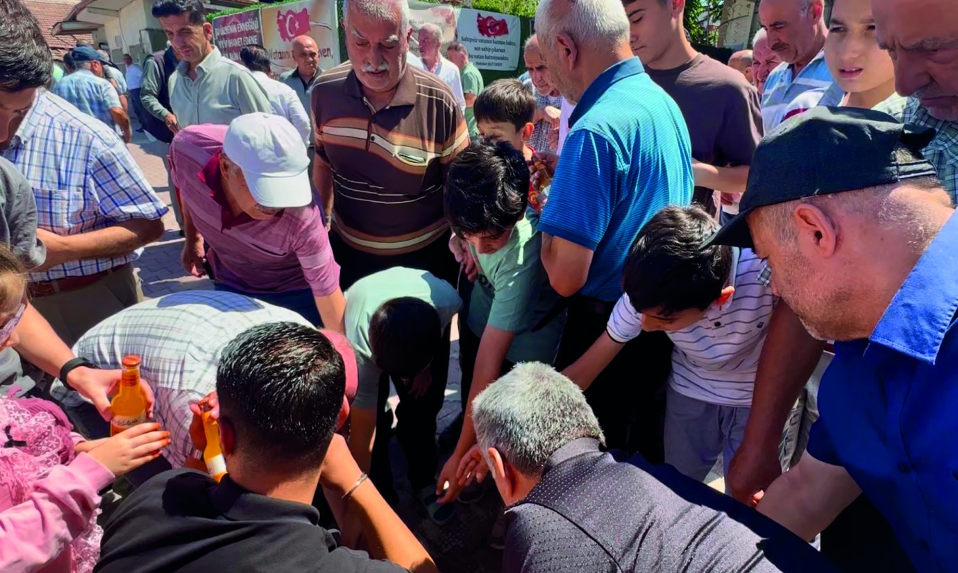 Malatya Evliya Nur Camii'nde Çocuklara Kayısı Kola Sürprizi