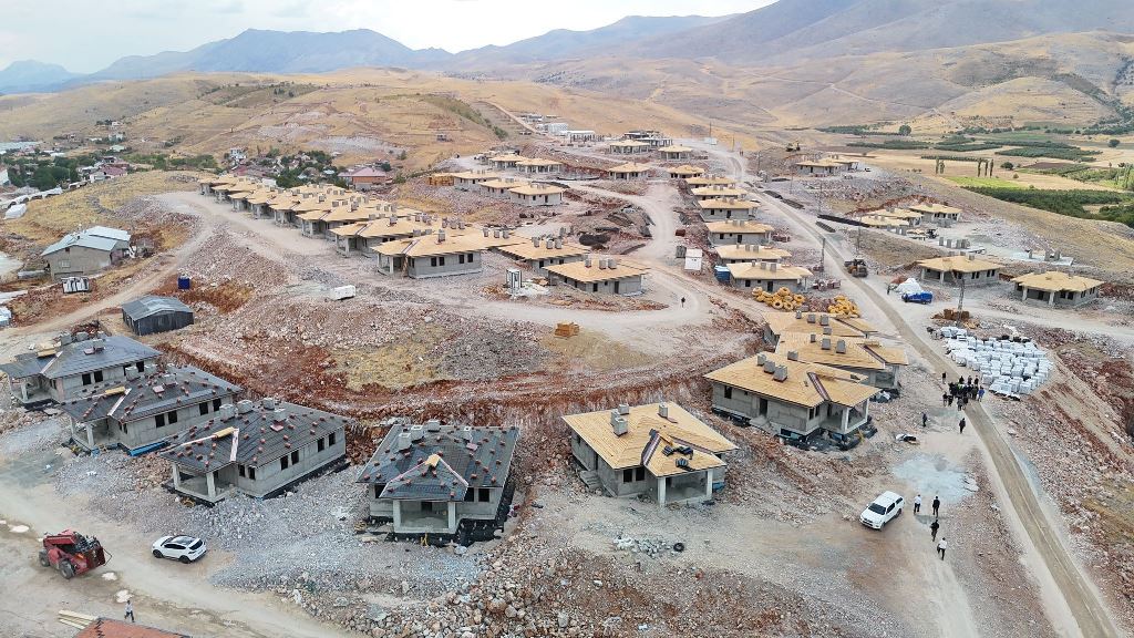 Arapgir,Arguvan ve Kuluncak İlçelerine 102 Deprem Konutu Daha Yapılacak
