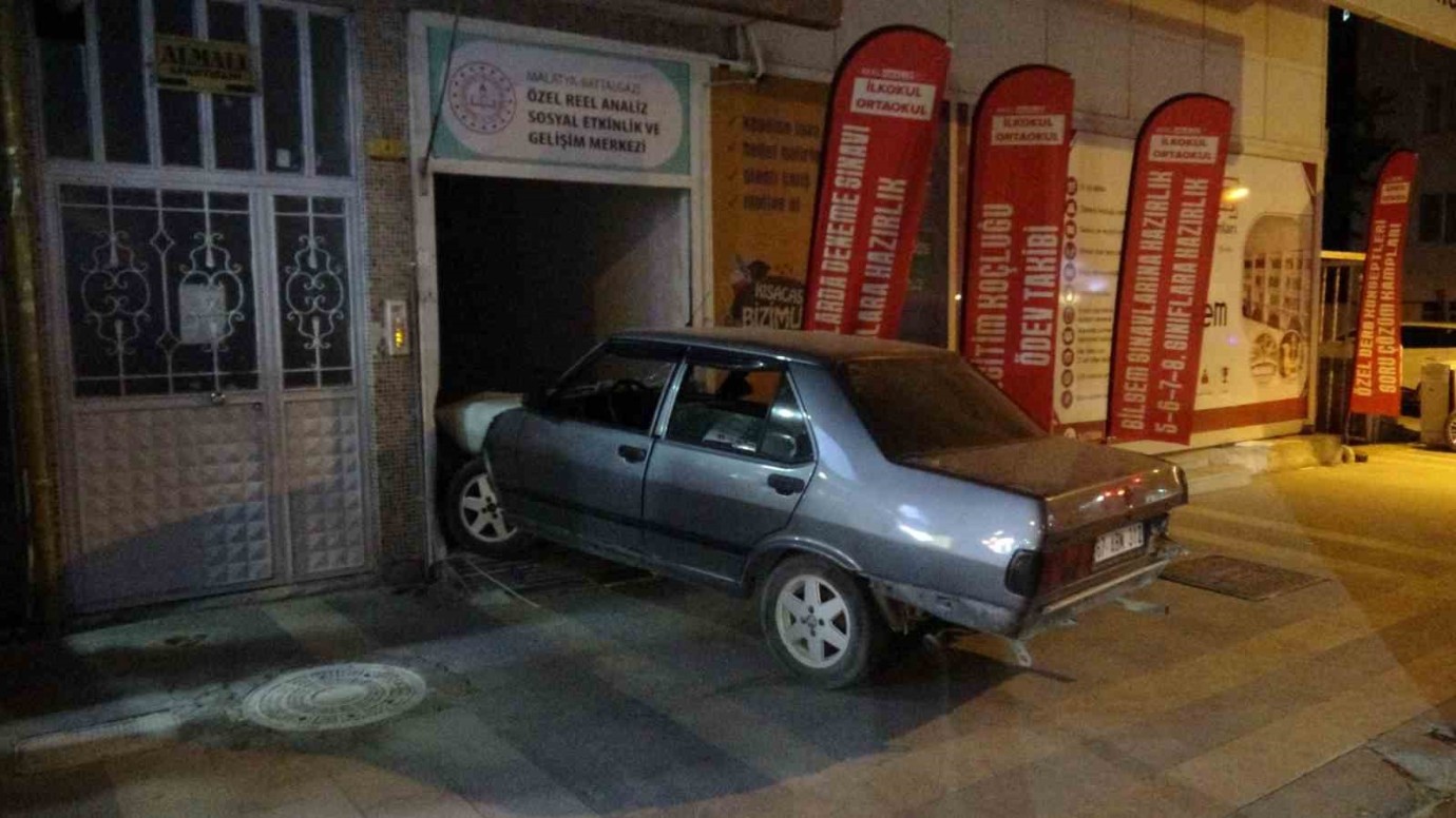 Malatya’da Kontrolden Çıkan Araç İş Yerine Daldı