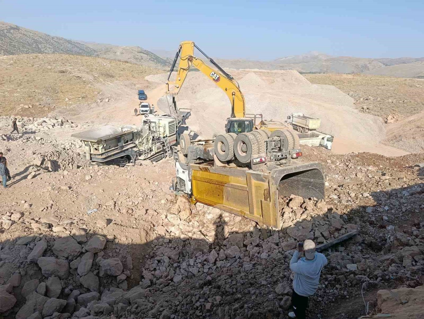 Doğanşehir'de Hafriyat kamyonunun Devrilmesiyle 1 Kişi Yaralandı
