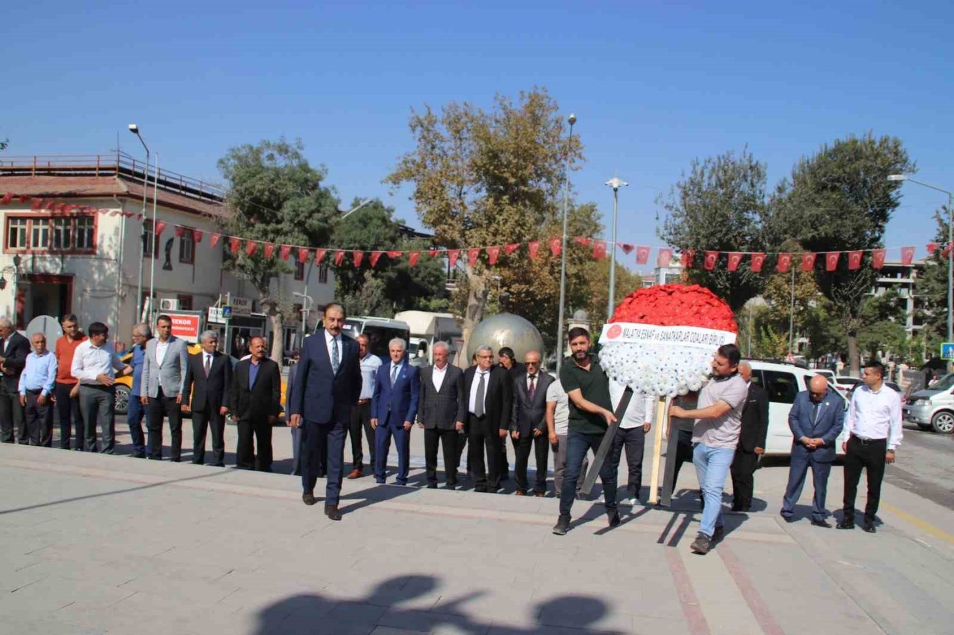 MESOB Başkanı Keskin,Ahilik Haftası'nda Atatürk Anıtı’na Çelenk Sundu