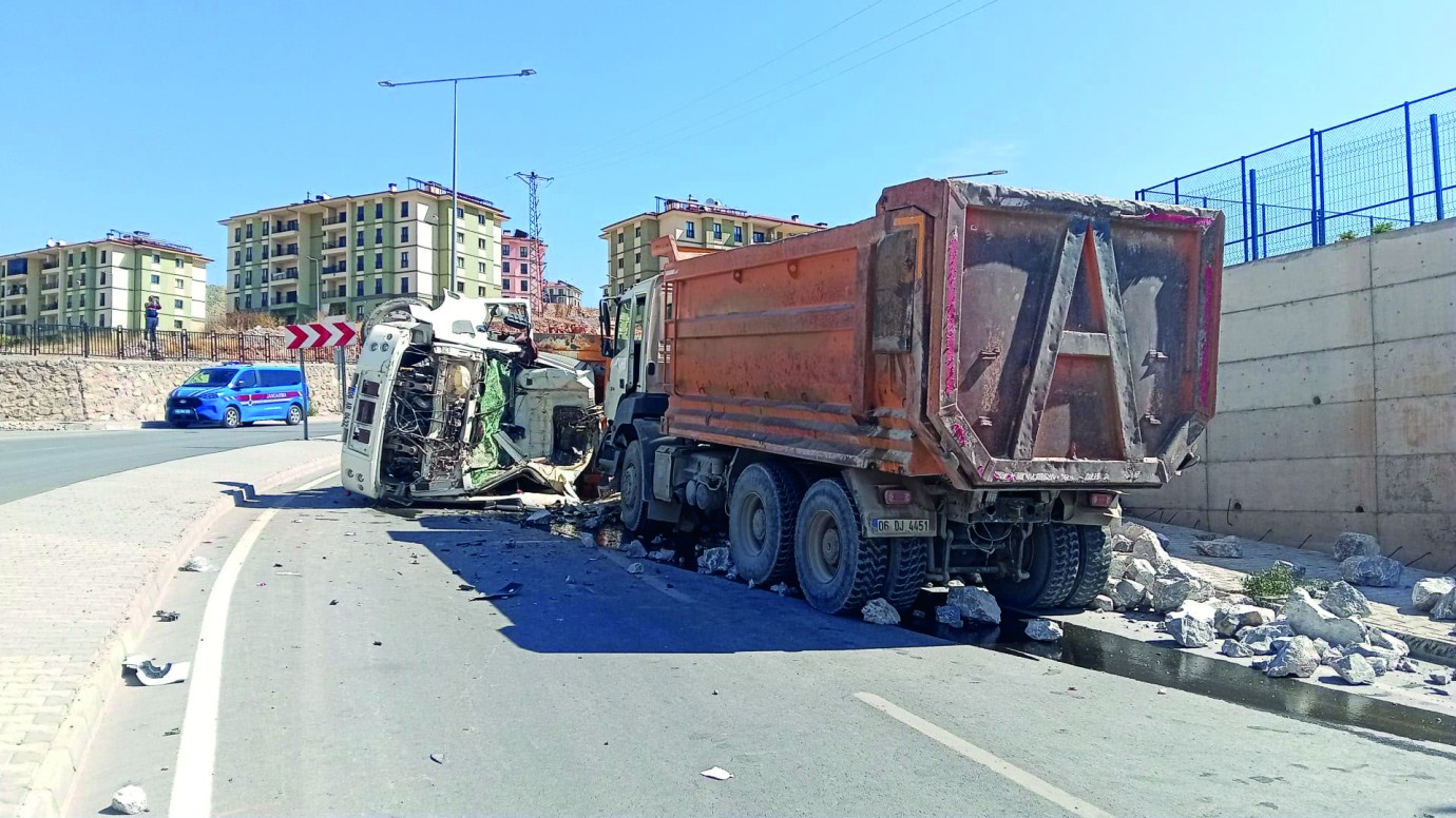 Freni Boşalan Kamyon,Karşı Yönden Gelen Kamyona Çarptı