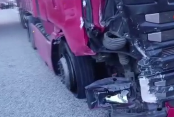 Tırın Otomobile Çarptığı Kazada 5 Kişi Yaralandı