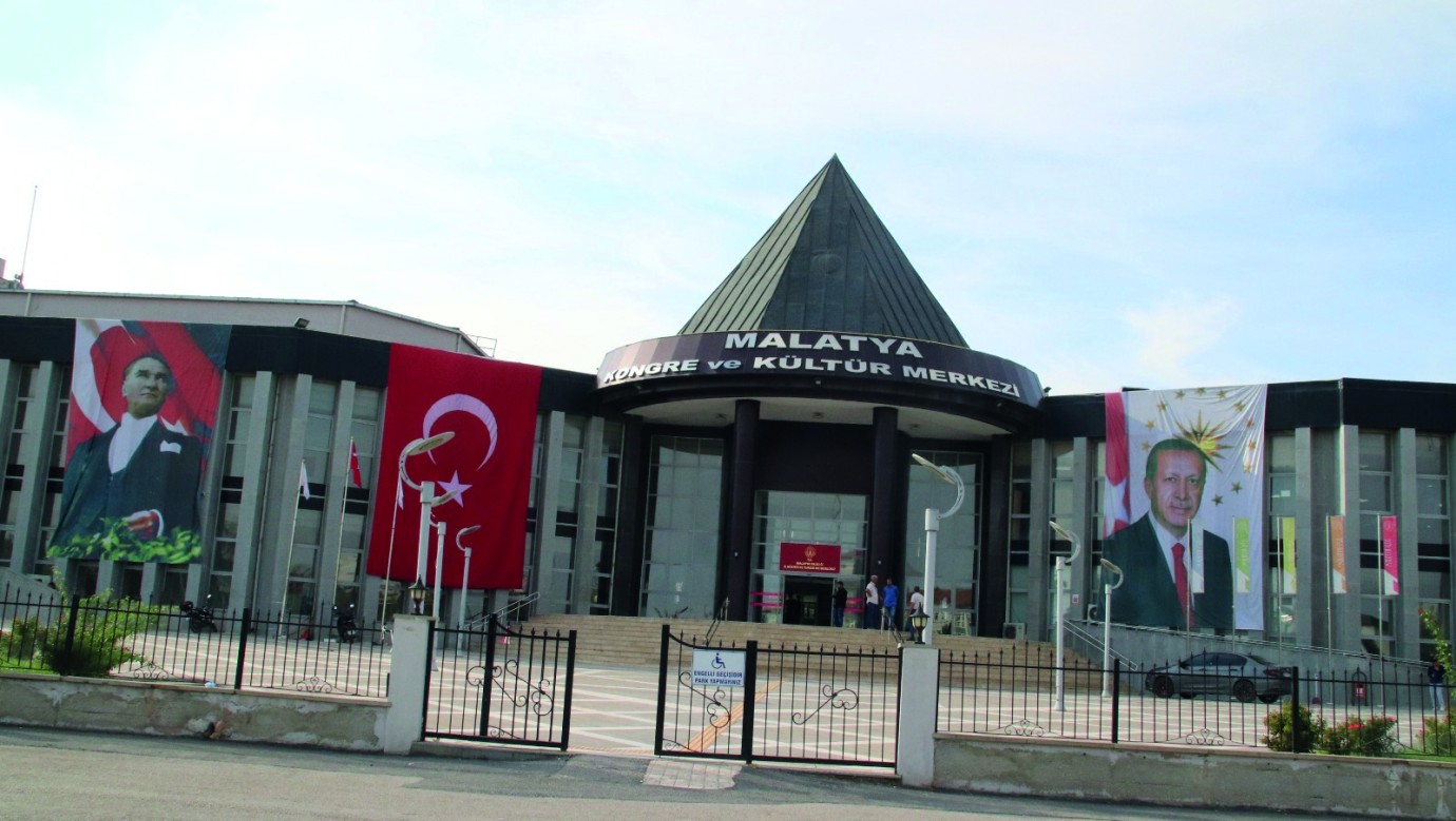Bir Kavşakta Aynı İsimde İki Kültür Merkezi!