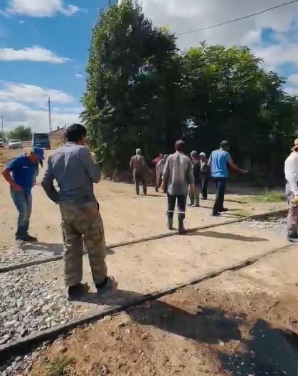 Malatya’da Hemzemin Geçitte Yük Treni Traktöre Çarptı