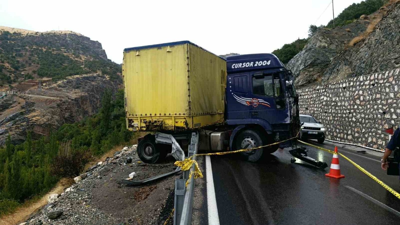 Doğanşehir'de Kontrolden Çıkan Tır Bariyerlerde Takılı Kaldı