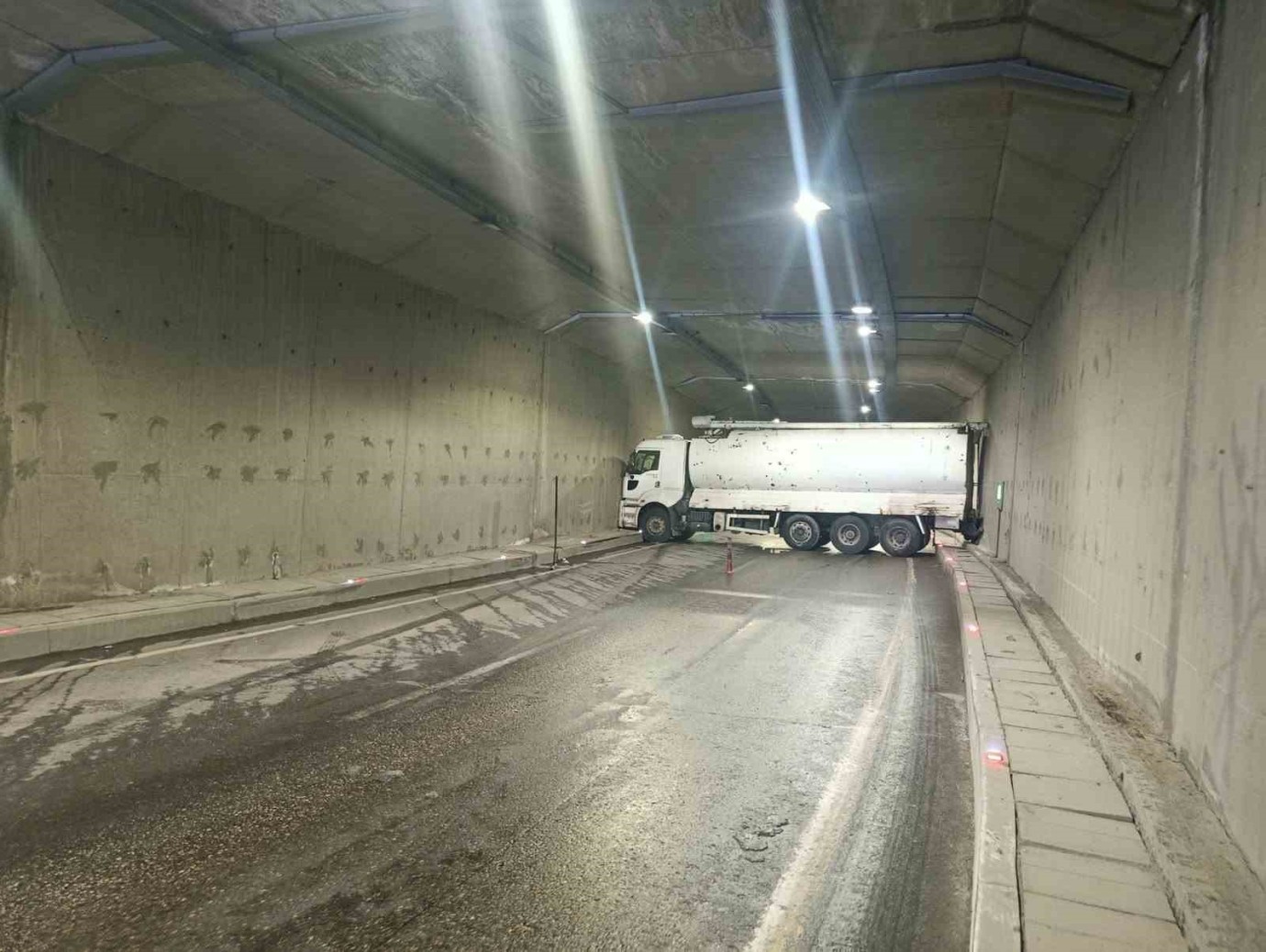 Malatya'da Bir Tanker Erkenek Tünelini Kilitledi