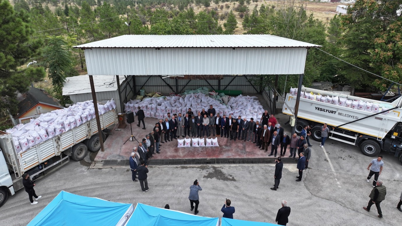 Yeşilyurt Belediyesi'nden Çiftçilere Hibe Arpa Desteği