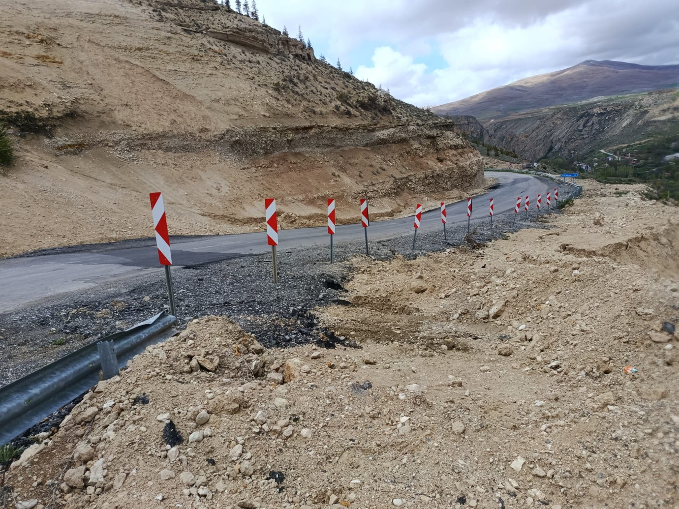 Darende Elbistan Yolunda Oluşan Çökmeler Tehlike Saçıyor