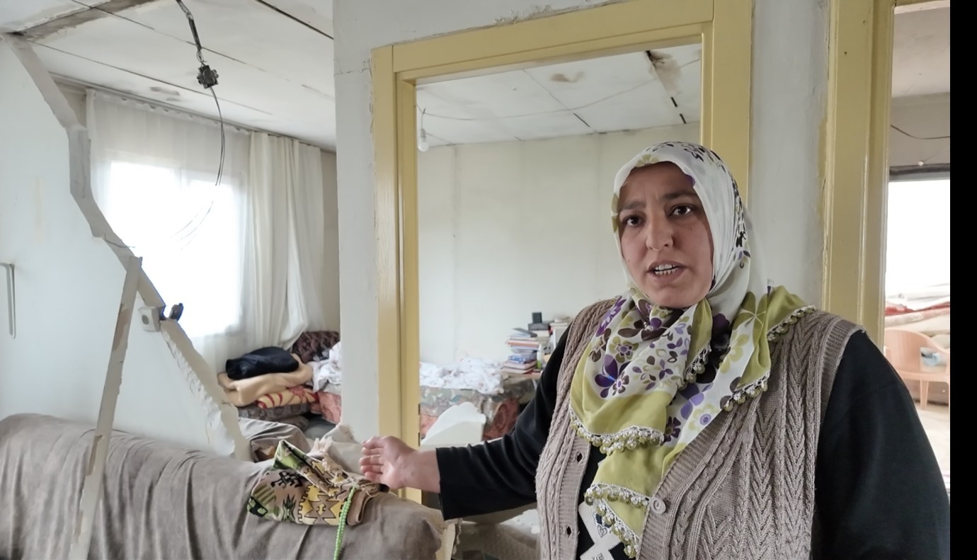 Depremde Yıkılan Duvarın Altından Kızını Son Anda Kurtardı