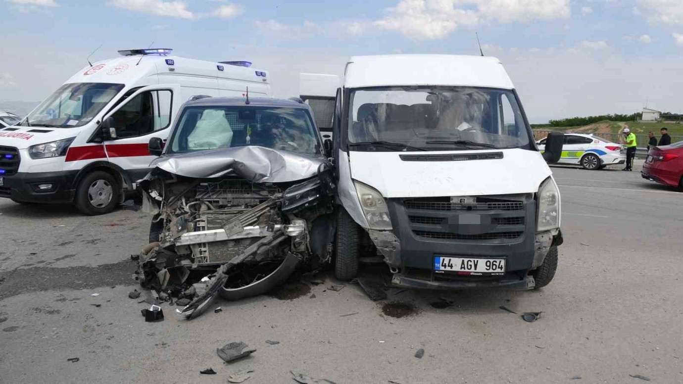 Malatya’da Minibüs ile Hafif Ticari Aracın Karıştığı Kaza Ucuz Atlatıldı