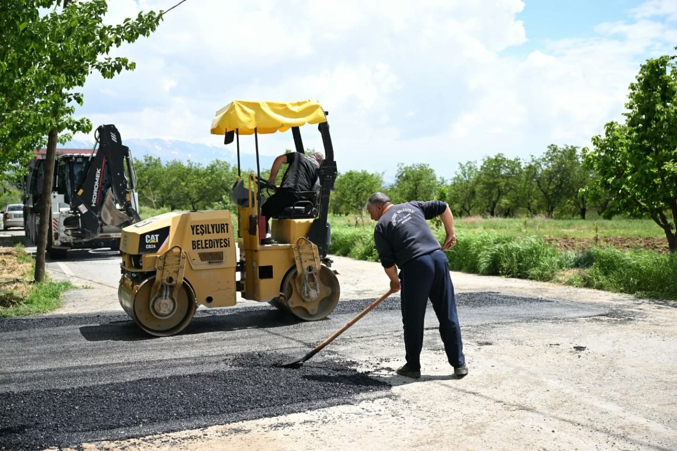 Topsöğüt Mahallesinde Yol Bakım ve Asfalt Çalışmaları Sürüyor