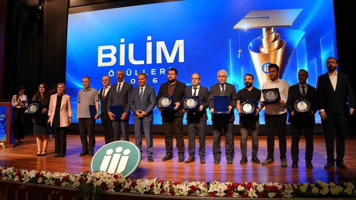 İnönü Üniversitesi’nde Başarı Ödülleri Sahiplerine Takdim Edildi